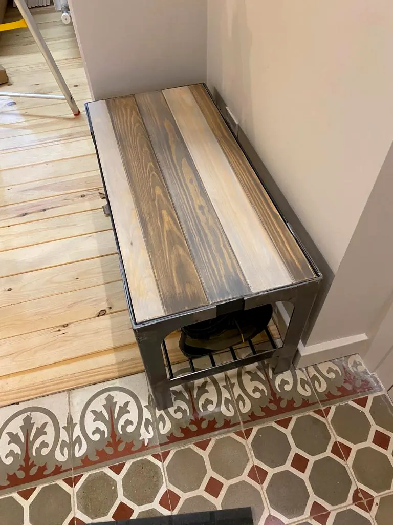 Banc de fusta de pi amb estructura de ferro i prestatge per a sabates